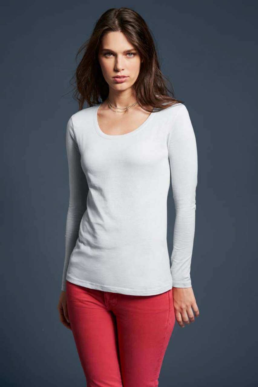 WOMEN’S FEATHERWEIGHT LONG SLEEVE SCOOP TEE - Silver - Model