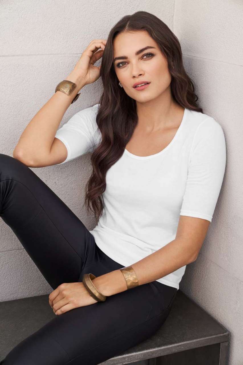 WOMEN’S TRI-BLEND DEEP SCOOP 1/2 SLEEVE TEE - Black - Model