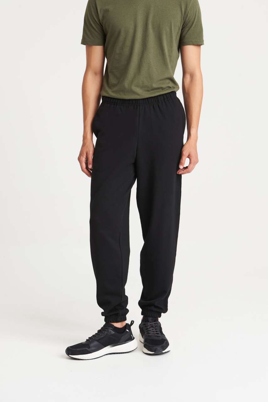 COLLEGE CUFFED JOGPANTS - Deep Black - Model