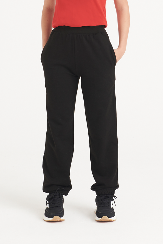 KIDS CUFFED JOGPANTS - Jet Black - Model