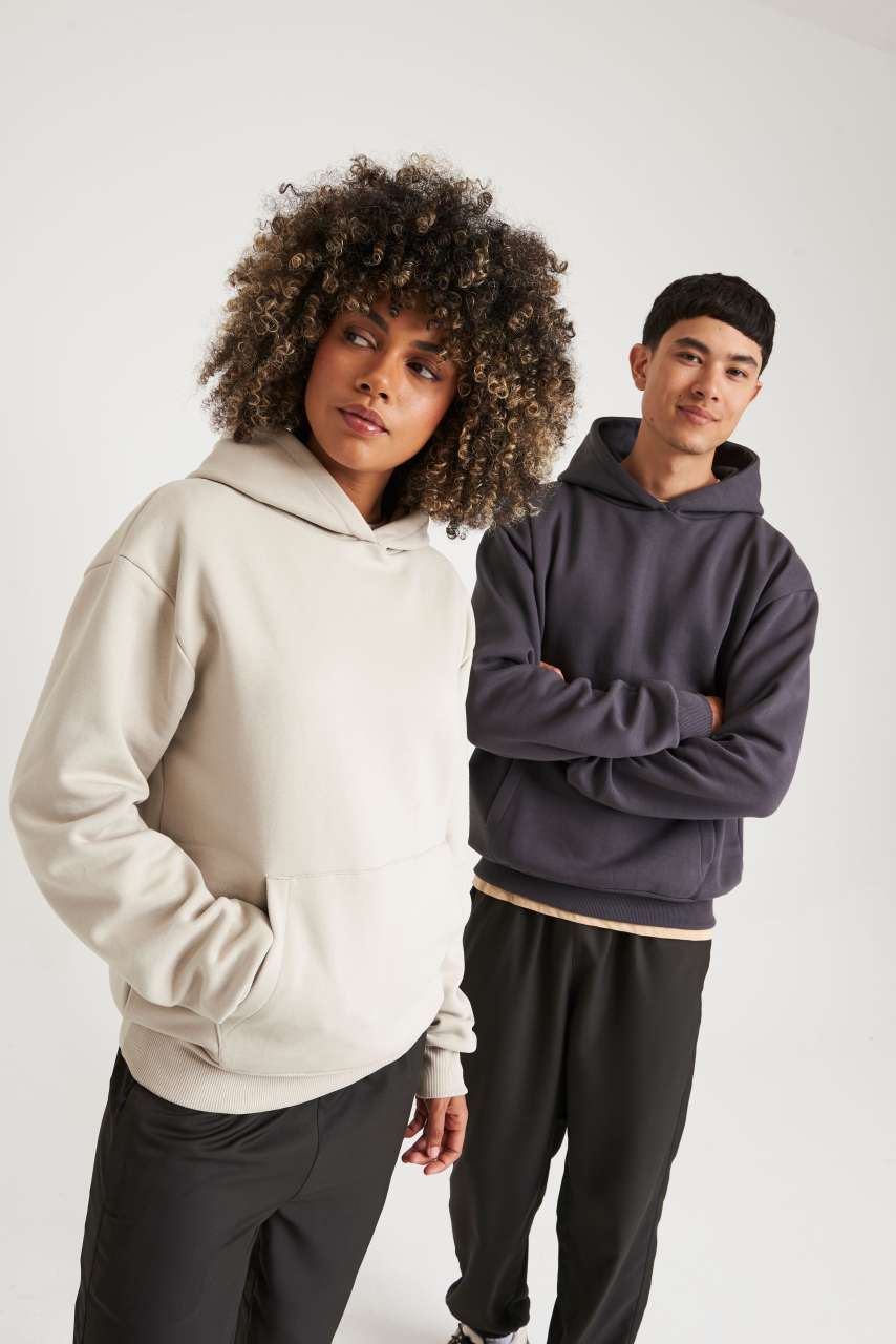 SIGNATURE HEAVYWEIGHT HOODIE - Soft Red - Model