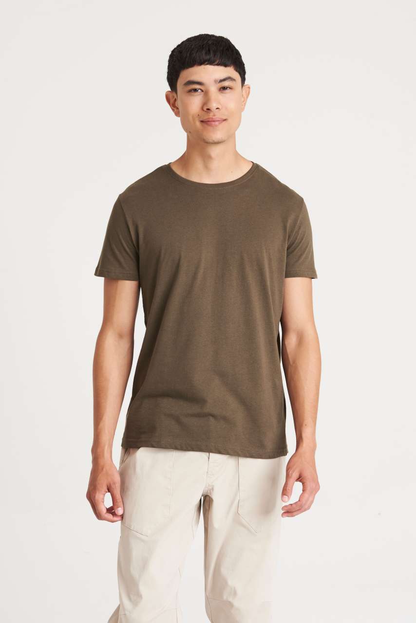 CASCADES ORGANIC TEE - Charcoal - Model