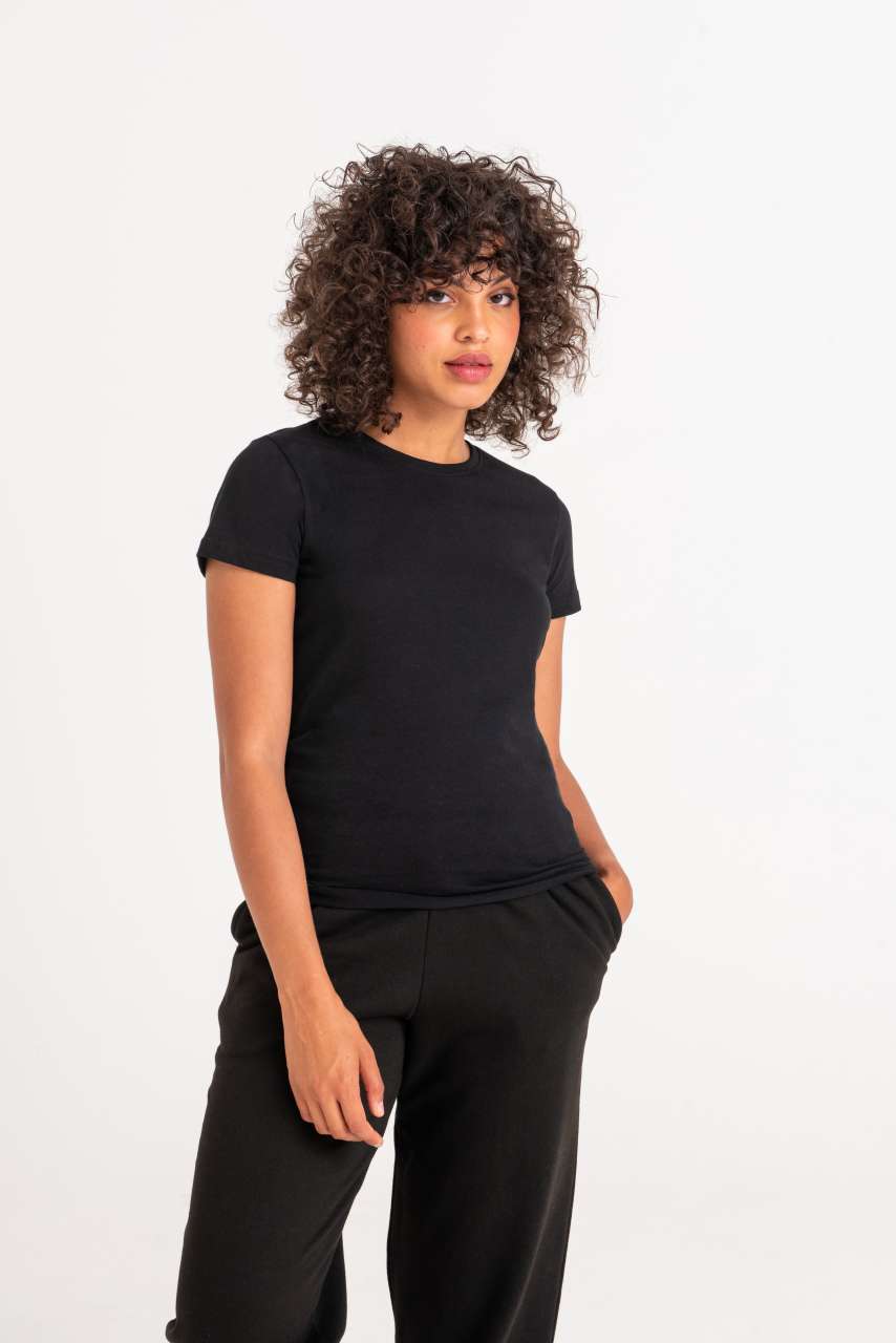 CASCADES ORGANIC WOMEN'S TEE - Bottle Green - Model