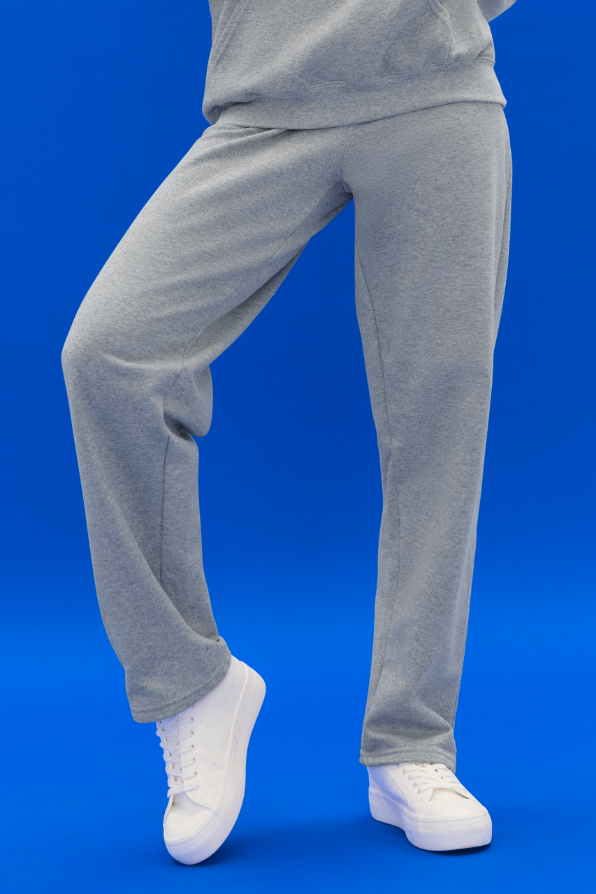 HEAVY BLEND™ ADULT OPEN BOTTOM SWEATPANTS - Black - Model