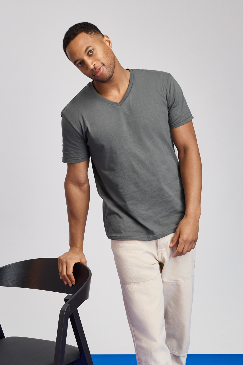 SOFTSTYLE ® ADULT V-NECK T-SHIRT - Navy - Model
