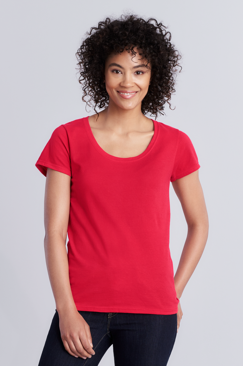 SOFTSTYLE ® LADIES' DEEP SCOOP T-SHIRT - Azalea - Model