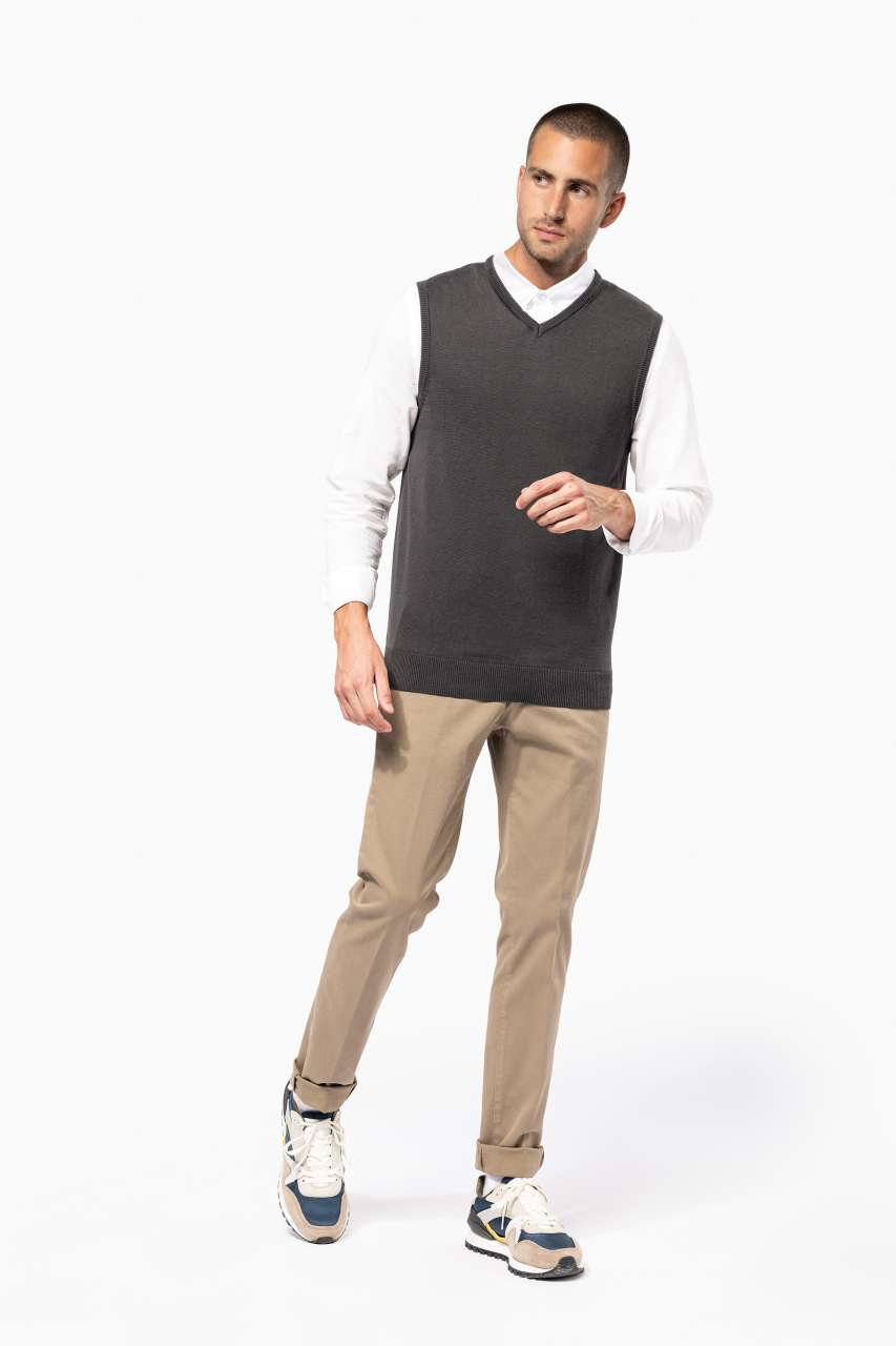 MEN'S SLEEVELESS V-NECK JUMPER - Black - Model