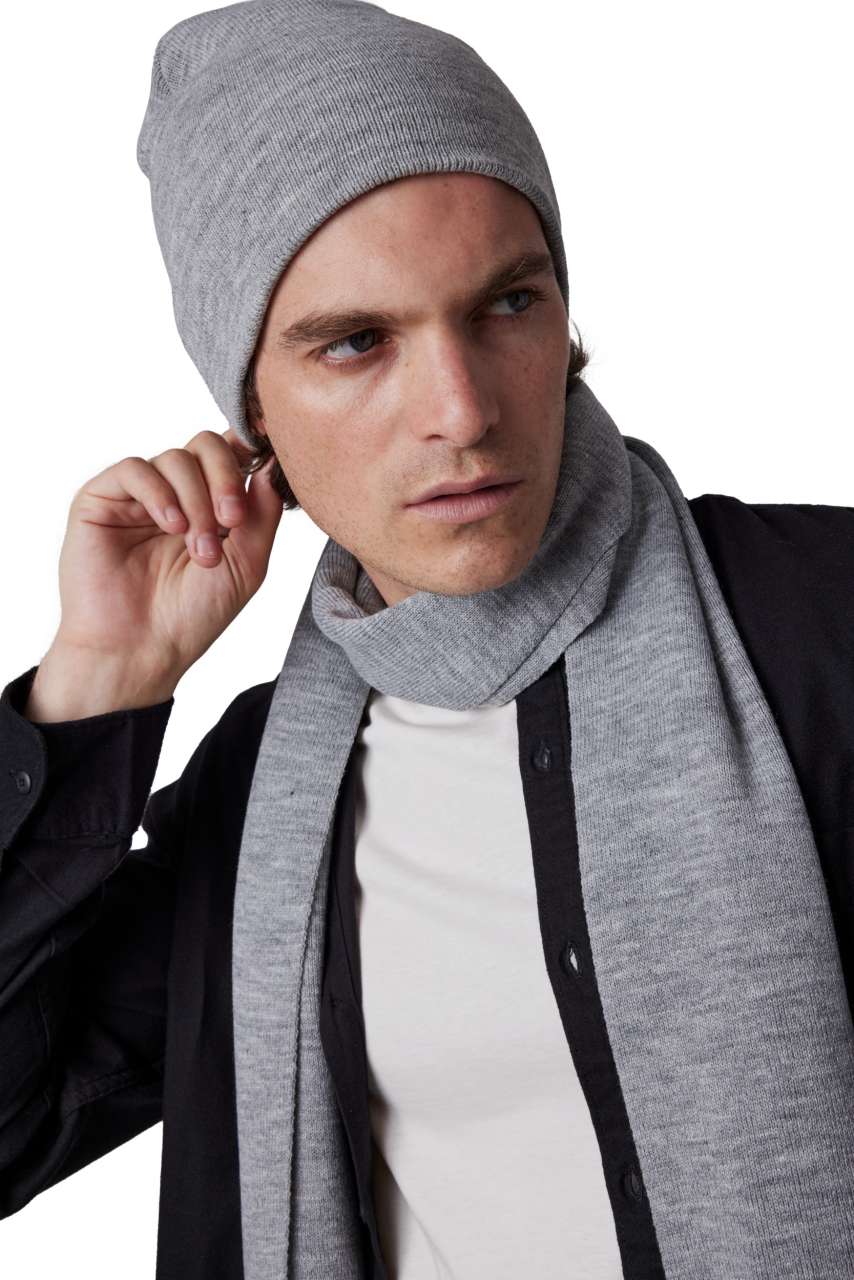 KNITTED BEANIE - Black - modelimageurl