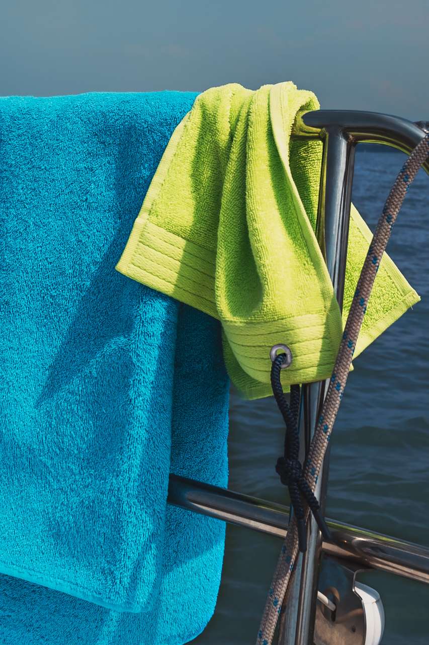 OLIMA SPORTS TOWEL - Red - modelimageurl