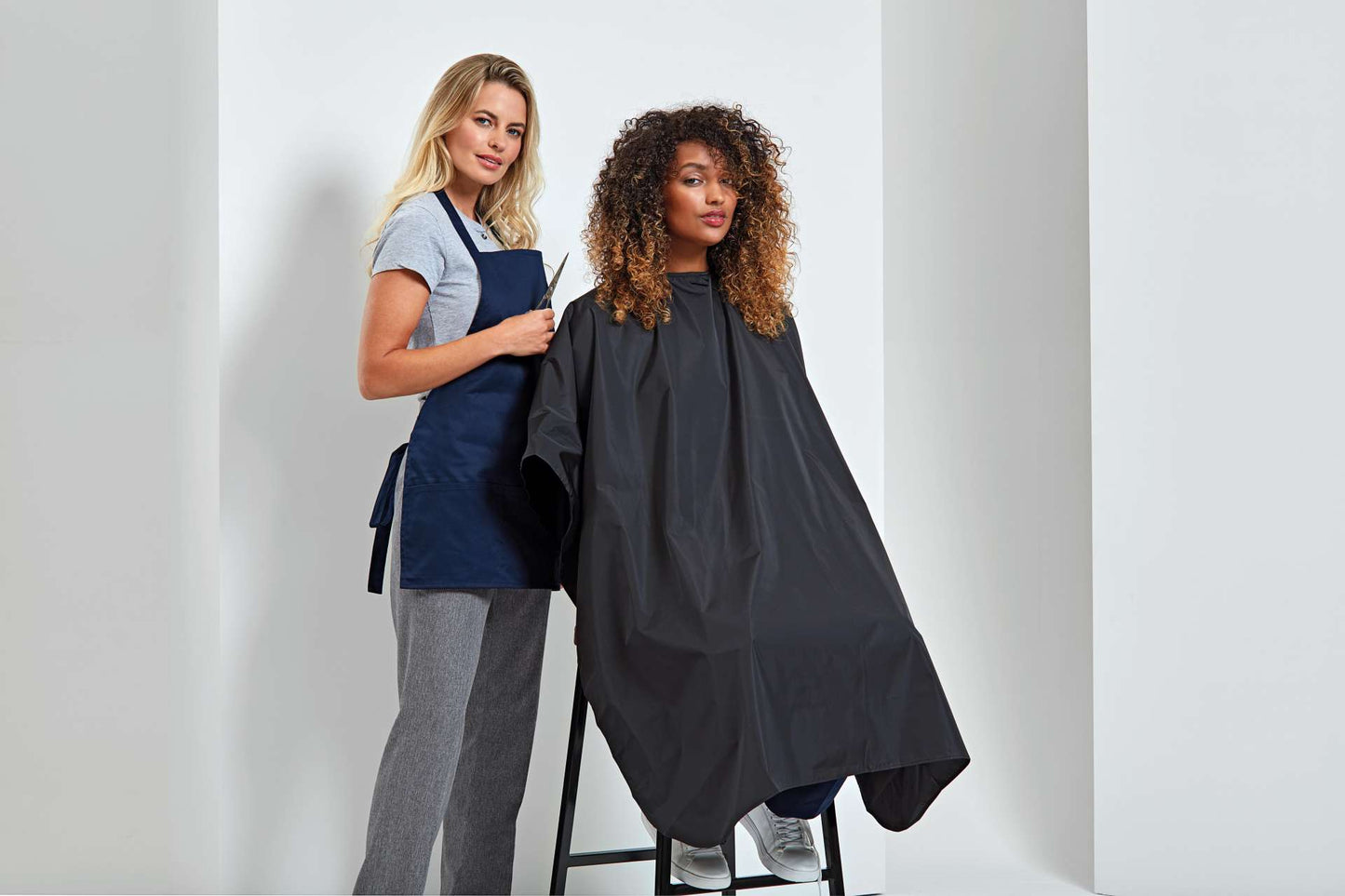 WATERPROOF SALON GOWN - Black - modelimageurl