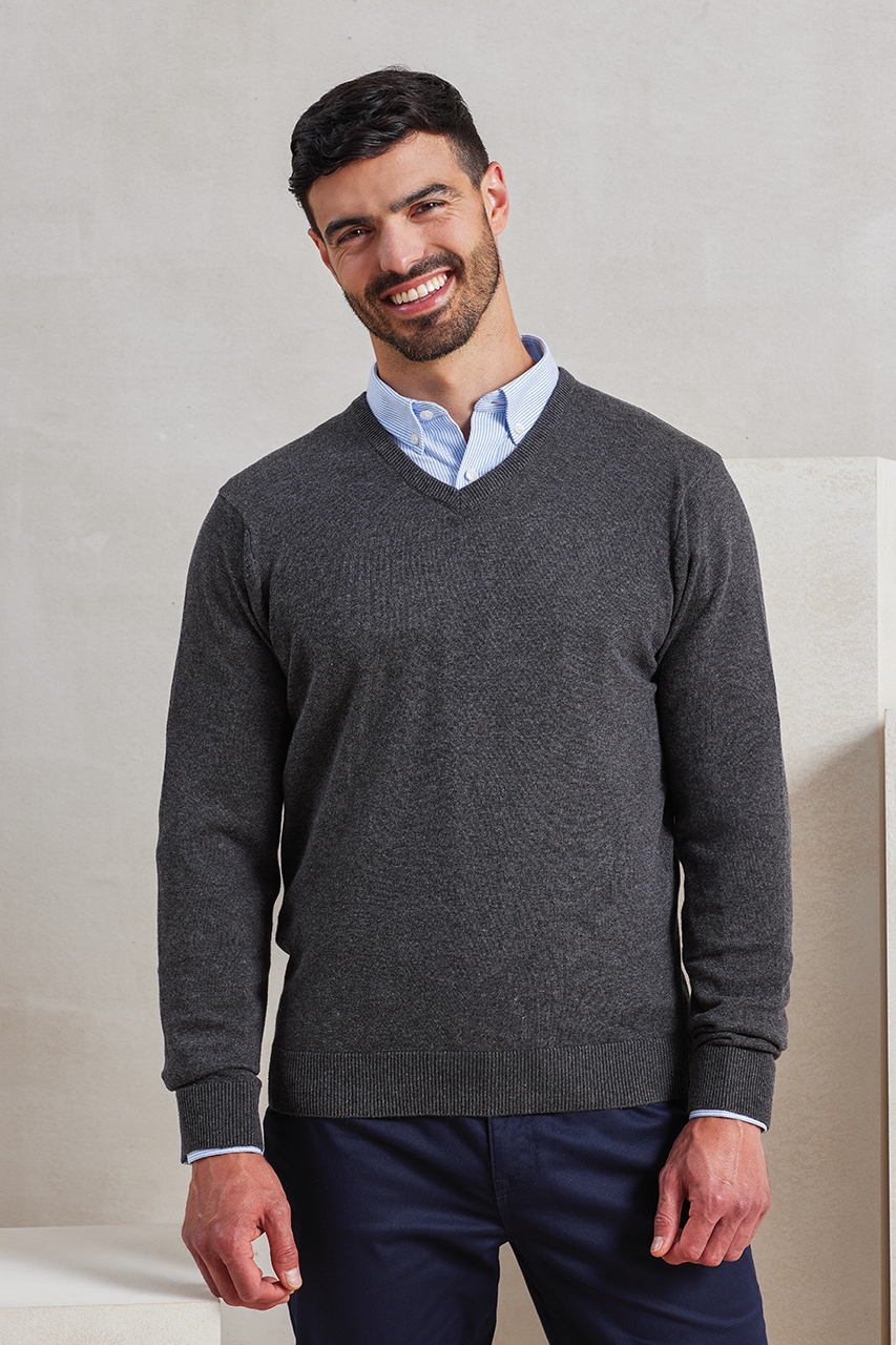 MEN'S KNITTED V-NECK SWEATER - Charcoal - Model