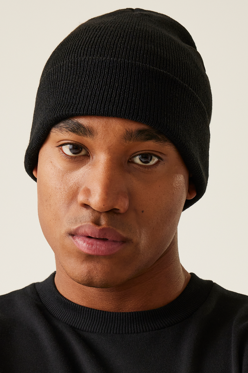 AXTON - CUFFED BEANIE - Magma - Model