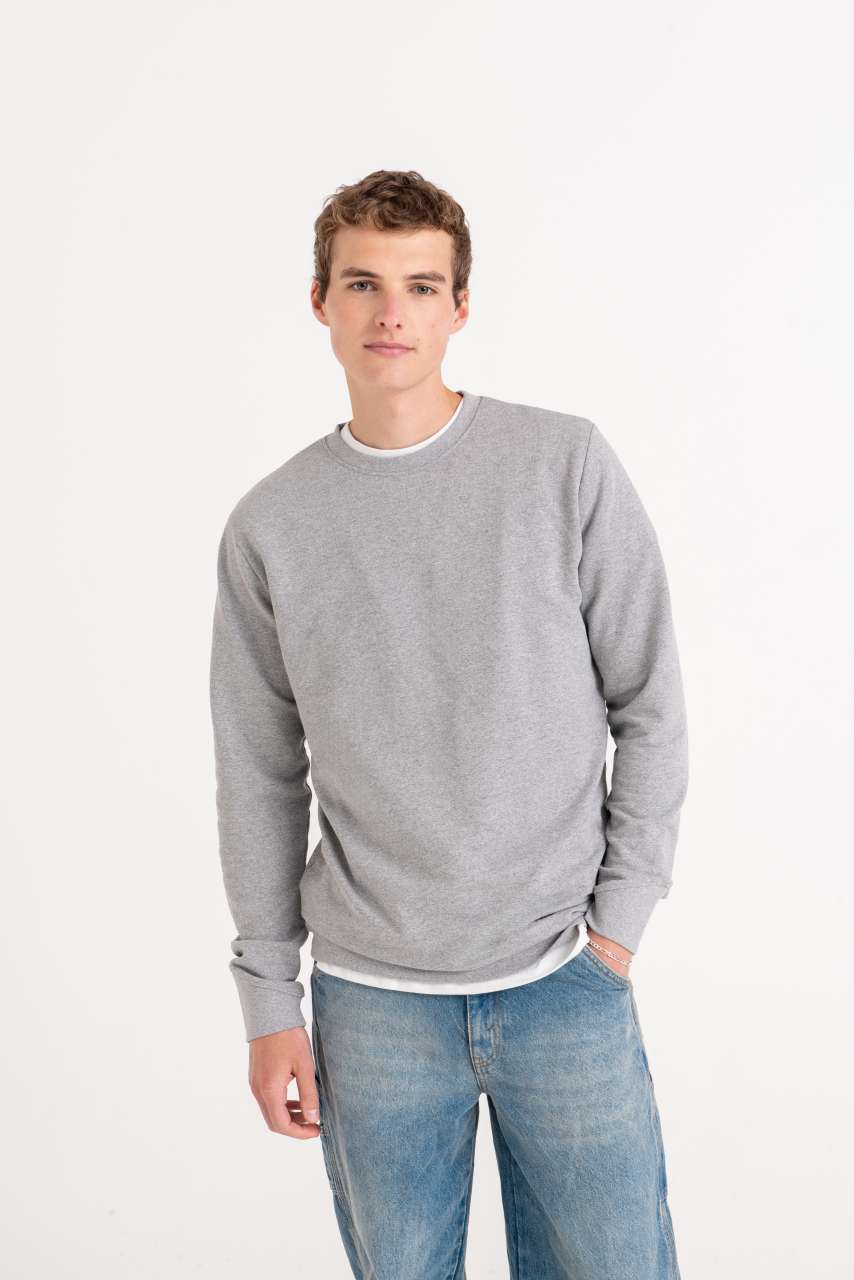 BANFF SUSTAINABLE SWEATSHIRT - Charcoal - Model