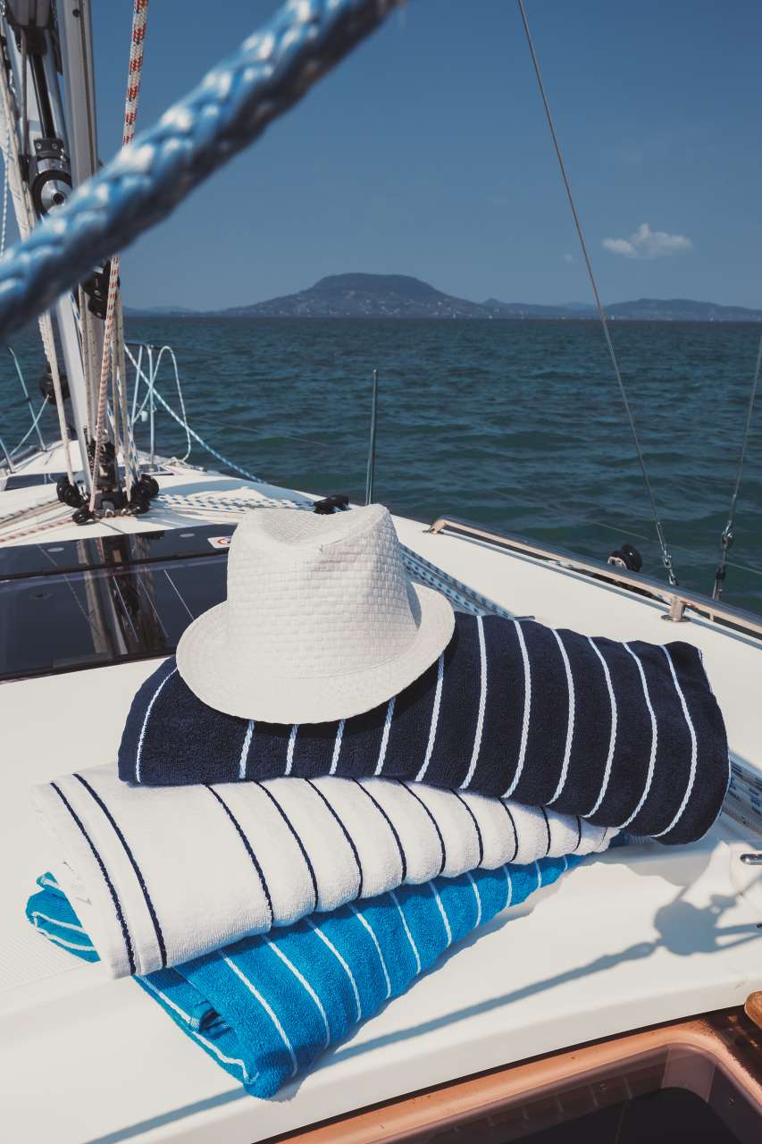 OLIMA BEACH STRIPED TOWEL - White/Navy - modelimageurl