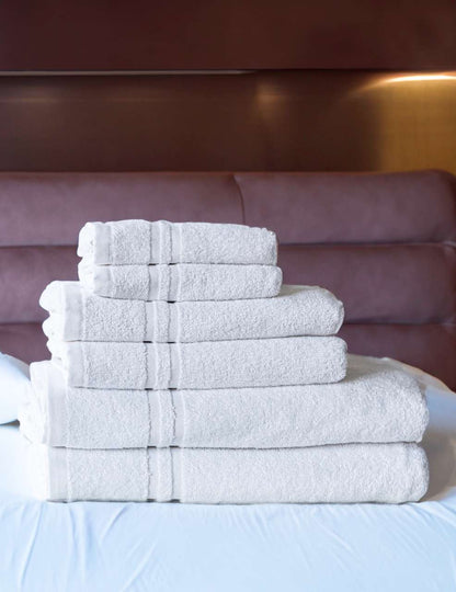 OLIMA CLASSIC HOTEL TOWEL - White - modelimageurl