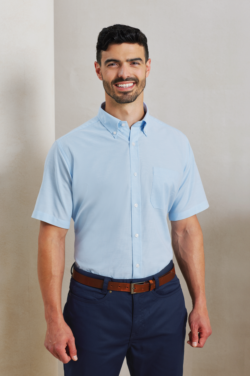 MEN’S SHORT SLEEVE SIGNATURE OXFORD SHIRT - White - Model
