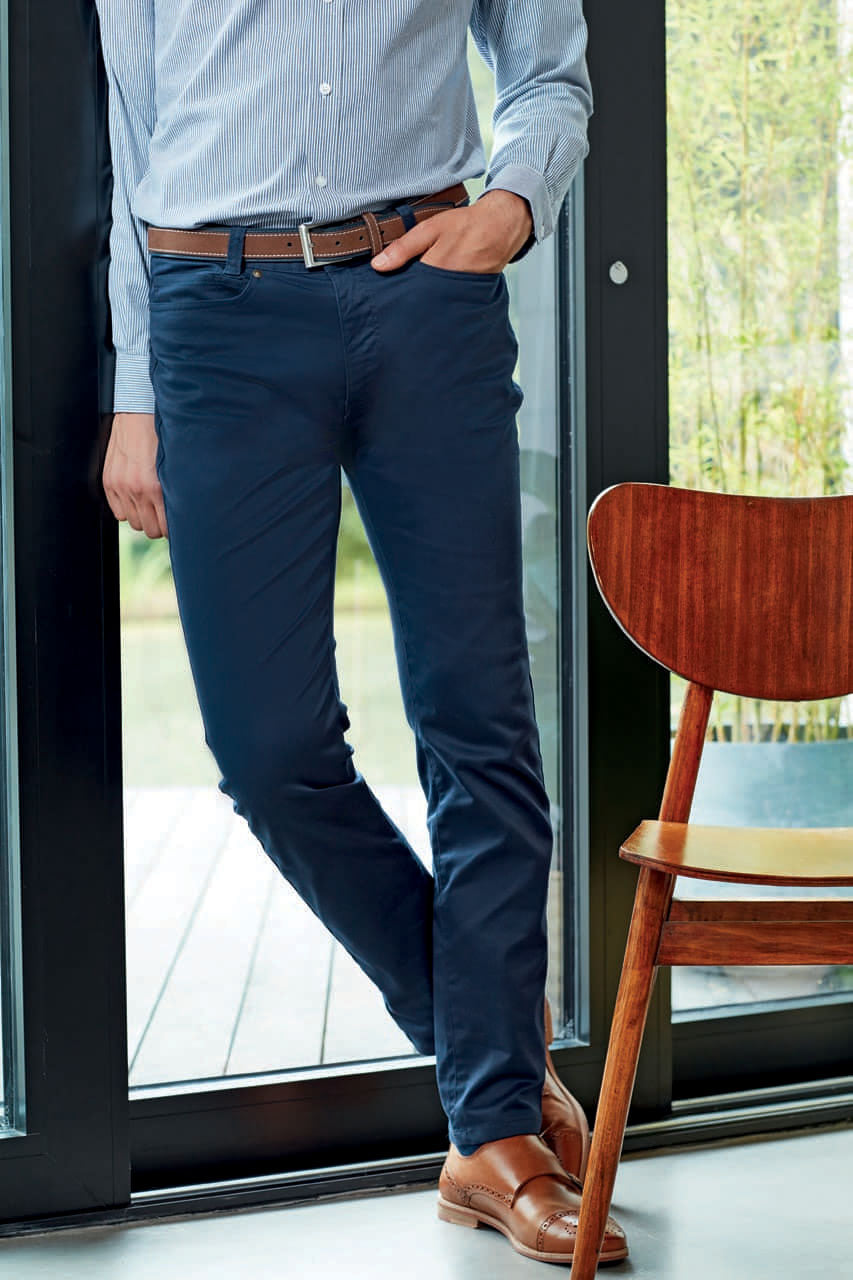 MEN'S PERFORMANCE CHINO JEANS - Charcoal - Model