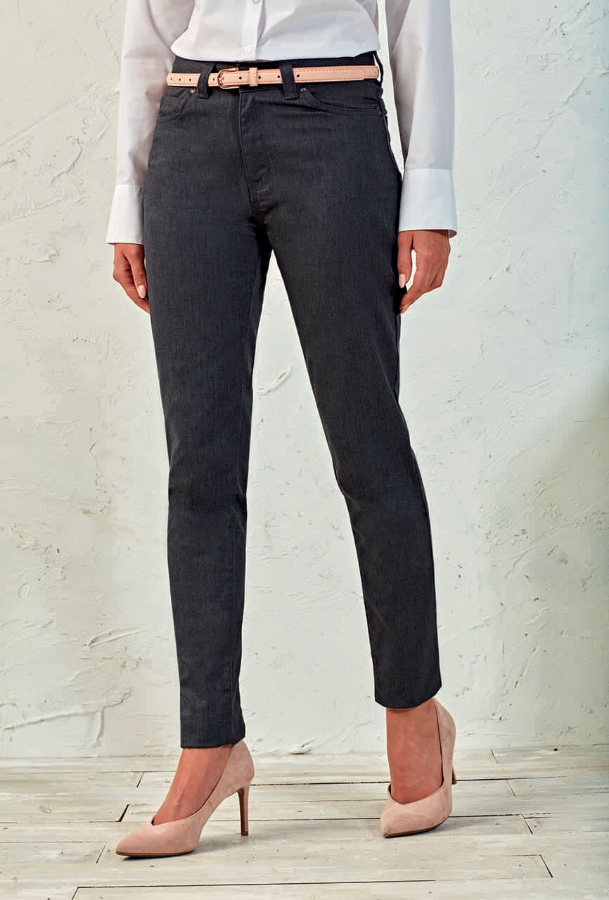LADIES' PERFORMANCE CHINO JEANS - Camel - Model