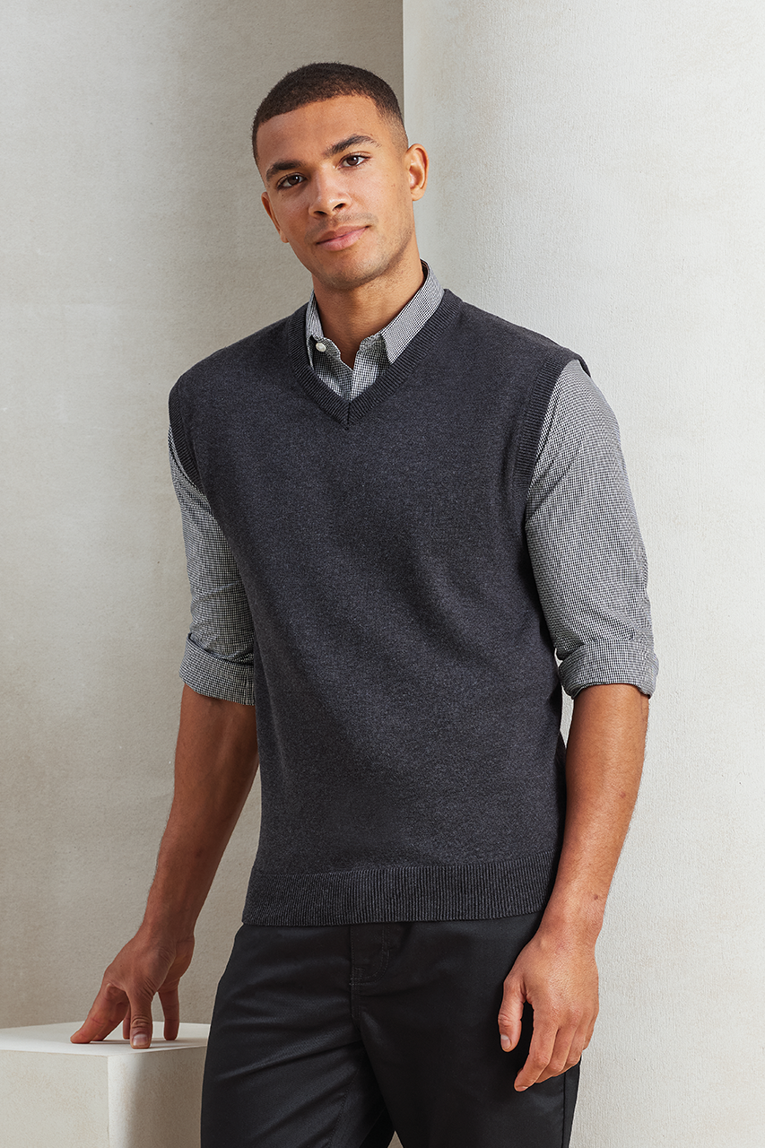 MEN'S V-NECK SLEEVELESS SWEATER - Black - Model