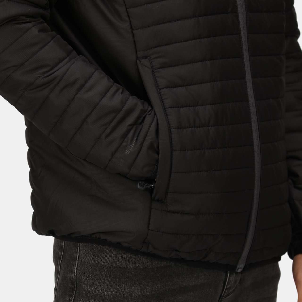 RETRA423 Black