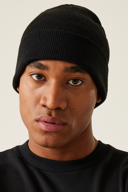 AXTON - CUFFED BEANIE - Magma - Model