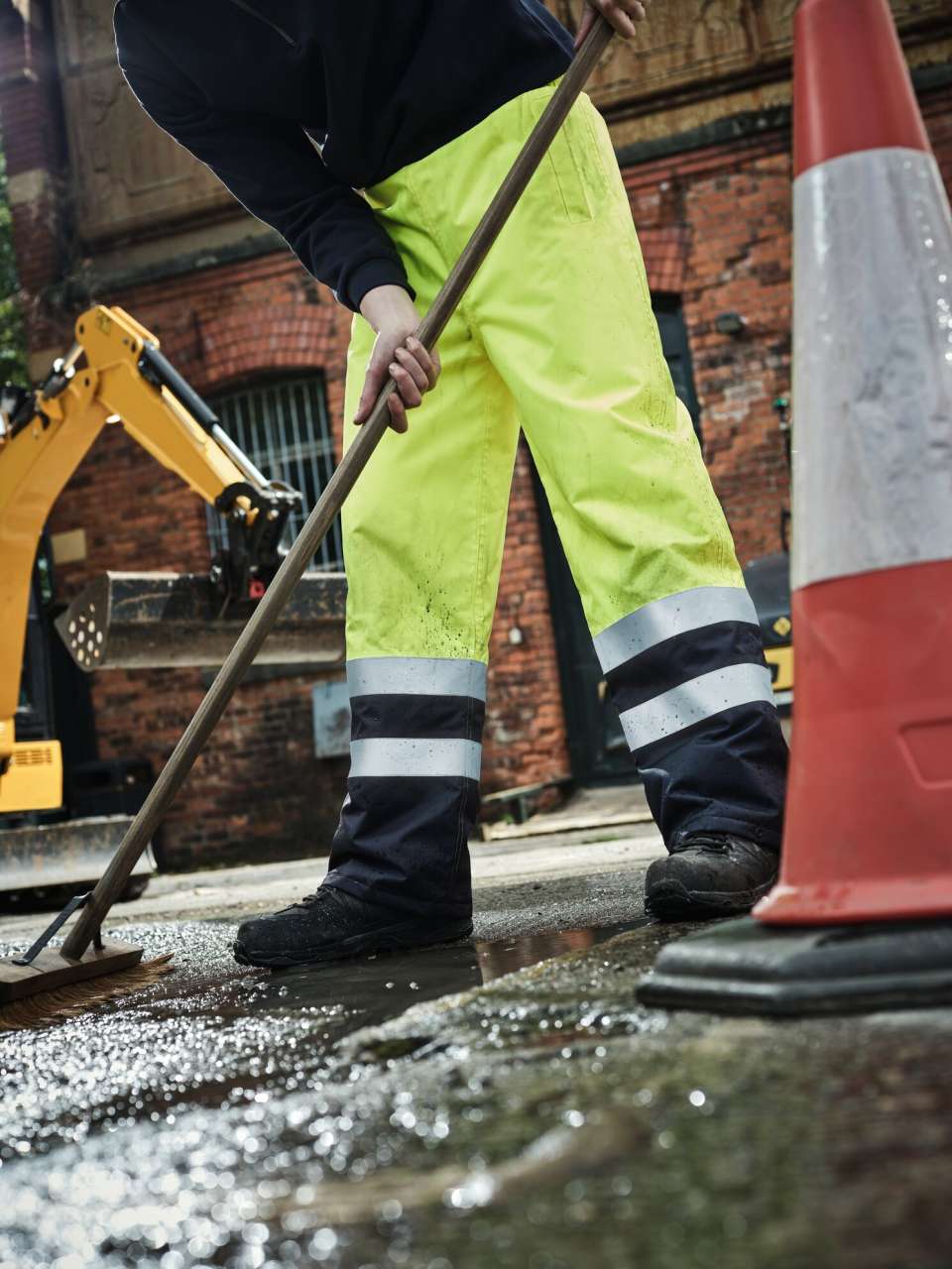 HI VIS INSULATED OVERTROUSER - Yellow/Navy - Model