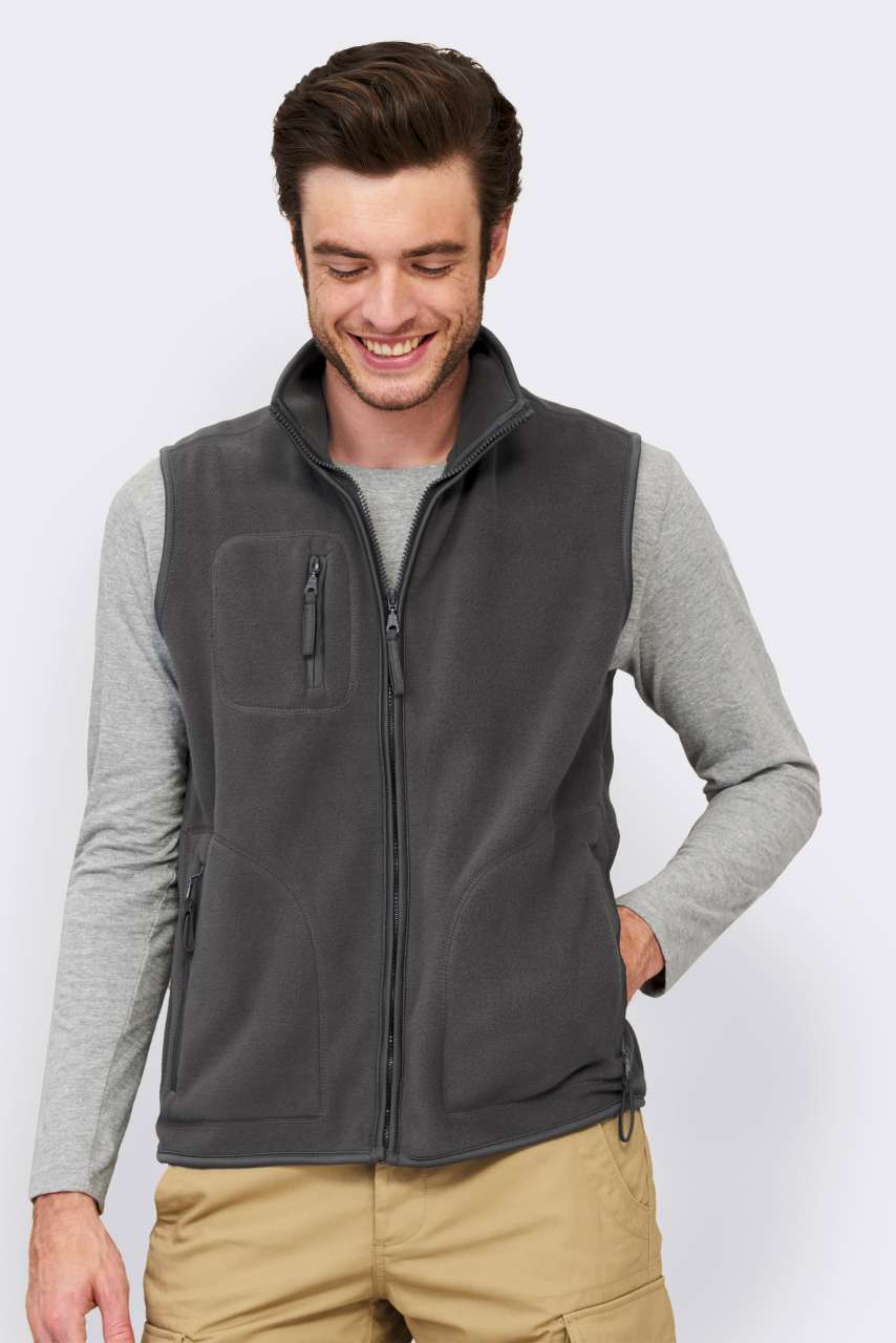 SOL'S NORWAY - UNISEX SLEEVELESS FLEECE CARDIGAN - Black - Model